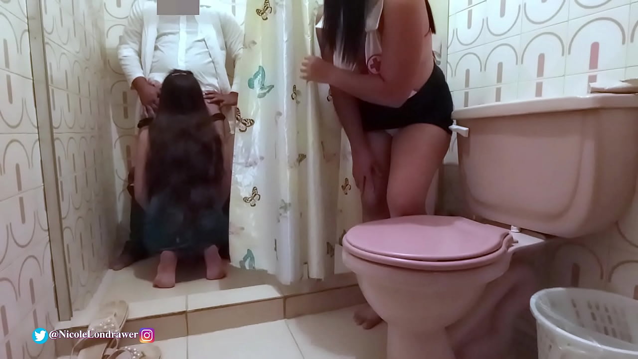 Umongikazi ufumana isigulana sikagqirha kwigumbi lokuhlambela esibhedlele / ICANDELO 1 / NicoleLondrawer / Chiquicandy
